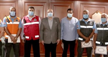 محافظ بنى سويف يكرم عددا من المتميزين بمرفق الإسعاف ويثمن جهودهم بمواجهة كورونا