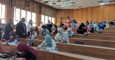 نائب رئيس جامعة عين شمس يتفقد لجان امتحانات كلية الآداب ويناشد بالالتزام بالكمامة