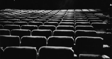 حكومة طوكيو تخفف إجراءات الإغلاق وتوافق على إعادة تشغيل دور السينما 