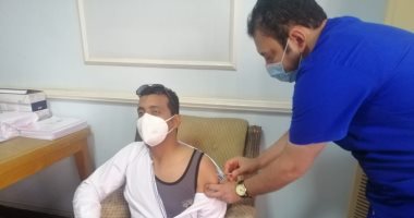 إقبال من مراقبى امتحانات الثانوية العامة للحصول على جرعات لقاح كورونا ..صور