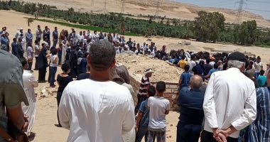 وداعا "إيفيلين بورية".. الآلاف من أبناء الفيوم يشيعون أسطورة الفن والجمال.. أنشأت أول مدرسة لتعليم صناعة الخزف.. رفضت العودة لبلدها سويسرا وعاشت فى قرية تونس منذ 50 عاما.. وتلاميذها: سنحكى قصتها دوما .. صور