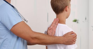 4 أضرار تصيب طفلك بسبب حمل الحقائب الثقيلة أبرزها إصابات الكتف