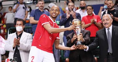 رقص لاعبى االأهلى بعد التتويج بلقب دورى الطائرة .. فيديو