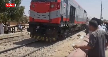 شاهد سائق قطار يمنع حادثا بالتوقف قبل الاصطدام بسيارة معطلة على القضبان بأسوان