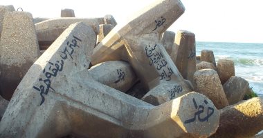 لافتات إرشادية وعبارات تحذيرية على الصخور بمصيف بلطيم حرصا على سلامة المصطافين