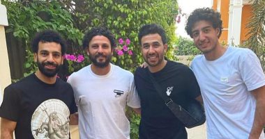 محمد صلاح ينشر صورة مع تريزيجيه وغالى ومحمد هانى خلال الإجازة الصيفية