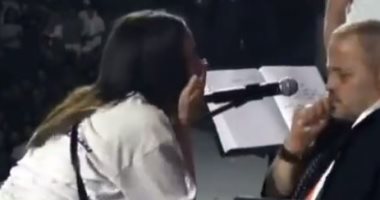 جورج وسوف يوقف حفلته ويستقبل إحدى معجباته على المسرح .. فيديو