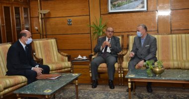 رئيس جامعة أسيوط يعلن عن إنشاء عيادات طبية متخصصة داخل المستشفيات الجامعية