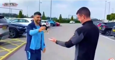 شاهد.. لحظة تنازل أجويرو مهاجم برشلونة عن سيارته لعامل مان سيتي 