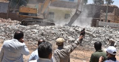 "حياة كريمة" بوابة الخير لأهالى قرى الأقصر.. تكلفة التنمية تتجاوز الـ6 مليار جنيه لتحسين الخدمات لـ600 ألف مواطن.. ومحافظ الأقصر:9631 سكنا كريما للأسر المستحقة و13 مجمعا لتقديم الخدمات بقرى أرمنت وإسنا.. صور