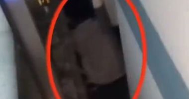 شاب صينى ينقذ طفلا رضيعا سقط من أمه بين قطار المترو والرصيف.. فيديو