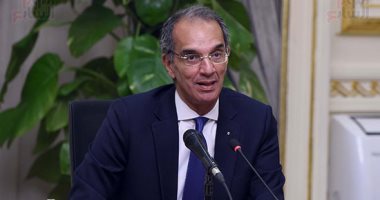 وزير الاتصالات يعلن ربط 2500 مدرسة بالشبكة الرقمية.. صور