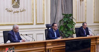 مؤتمر صحفى لرئيس الوزراء ووزيرى التعليم والاتصالات بعد قليل .. صور