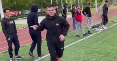 محمدوف بطل العالم للفنون القتالية يحاكى الظاهرة رونالدو فى ملاعب كرة القدم.. فيديو