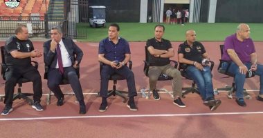 شاهد.. حسام البدرى وجهازه يدعمون المنتخب الأولمبى باستاد القاهرة