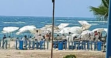 الأسعار تبدأ من 5 جنيهات.. إقبال على شواطئ الإسكندرية.. لايف