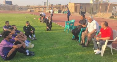 رئيس أسوان يجتمع باللاعبين قبل انطلاق المران استعداداً للزمالك..صور