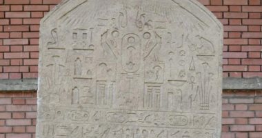 مواطن عثر على لوحة أثرية بأرضه: كنت فاكرها حجر وسلمتها علشان دى حاجة مصر