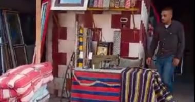 من هنا يبدأ المصيف.. ورش صناعة الشماسى وكراسى البحر بالإسكندرية "فيديو"