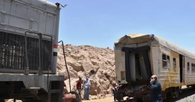 تفاصيل حادث اصطدام جرار سكة حديد بقطار معطل فى أسوان.. إصابة السائق ونقل 12 مصابا آخرين للعلاج.. محافظ أسوان يرفع حالة الطوارئ ونائبته تزور المصابين.. والنيابة تعاين موقع الحادث بالسد العالى.. صور وفيديو