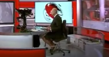 مذيع "BBC" يقدم النشرة الإخبارية مرتديا "شورت" وحذاء رياضيا .. فيديو