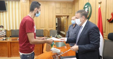 محافظ المنوفية يسلم عقود أكشاك نموذجية بالمجان لعدد من المستحقين .. صور