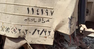 جرار يصطدم بقطار الطوالى بالسد العالى بأسوان بسبب خطأ فى تقدير المسافة.. فيديو وصور