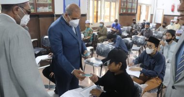 رئيس جامعة الأزهر يتابع امتحانات كليات الدراسة ويوزع هدايا على الطلاب.. صور 