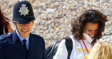 أول صور لـ هارى ستايلز فى زي الضابط بكواليس أحدث أفلامه My Policeman
