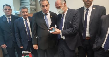 جمارك مطار القاهرة تحبط محاولة تهريب عددا من الهواتف والمناظير الجراحية