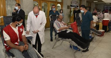 محافظ أسيوط يشهد انطلاق حملة للتبرع بالدم.. صور 