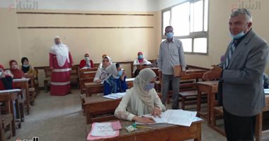 بالكحول والكمامة.. طلاب الإعدادية فى الشرقية يؤدون الامتحان بـ731 لجنة.. لايف