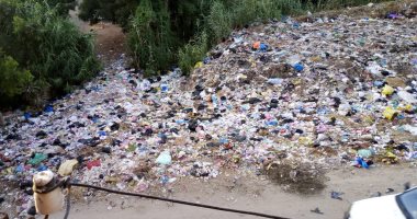 قارئة تشكو من تراكم القمامة فى قرية البيضا بالبحيرة.. والمحافظة ترد