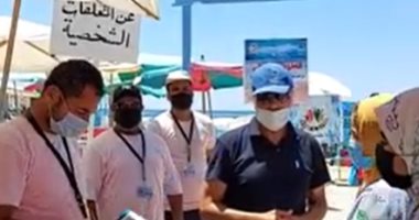 ممر خاص وكراسى متحركة لمساعدة ذوى الهمم للاستمتاع بشواطئ الإسكندرية.. لايف