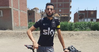 قصة رحالة مصرى زار 26 محافظة بـ"الدراجة" لتنشيط السياحة.. "عادل" وثق رحلة سفرياته فى كتاب.. أسس شركة أون لاين لتوصيل الأوردرات للمنازل وكون فريق دراجات.. ويوجه رسالة: الطرق الداخلية آمنة.. فيديو وصور