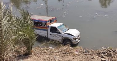 نجاة سائق من الموت فى إنقلاب سيارة أجرة فى ترعة أصفون بمدينة إسنا