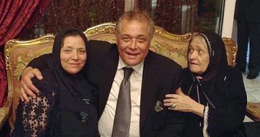 محمد محمود عبد العزيز يشارك صورة نادرة تجمع والده الساحر وعمته الراحلة