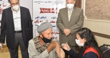 إقبال المواطنين للتطعيم ضد كورونا فى مبادرة الطائفة الإنجيلية بأسيوط.. صور