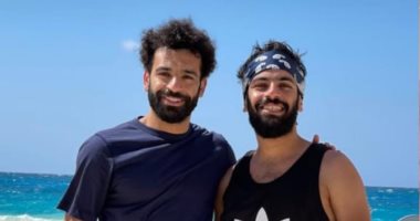محمد صلاح برفقة شقيقه على الشاطئ.. صور