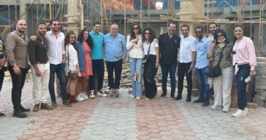 أشرف زكى وسط طلاب أكاديمية الفنون: "لحظه خاصه مع أبنائي الذين أصبحوا نجوم"