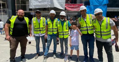 طفل فلسطينى يقدم العصائر للأطقم الهندسية المصرية فى غزة.. فيديو وصور