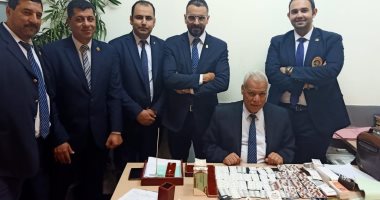 جمارك المطار تحبط تهريب كمية من الأقراص المخدرة وبذور الماريجوانا.. صور