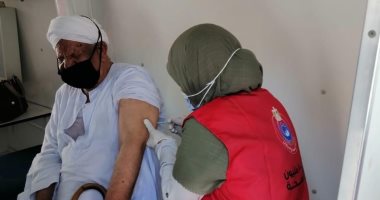 سيارات طبية متنقلة بشوارع الغردقة لتطعيم المواطنين بلقاح كورونا.. لايف