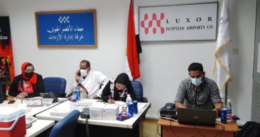 تطعيم العاملين بمطار الأقصر بلقاح كورونا استعدادا للموسم السياحى الجديد ..صور