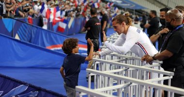 جريزمان يهدى حذائه لطفل بعد نهاية مباراة فرنسا وبلغاريا استعدادا لـ"يورو 2020"