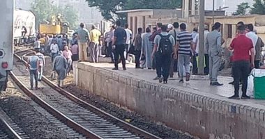 خروج عربة قطار عن القضبان بمحطة بنها والسكة الحديد تدفع بأوناش لرفعها.. صور