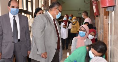 نائب رئيس جامعة عين شمس يتفقد الامتحانات النظرية بكلية العلوم 