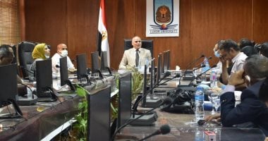 رئيس جامعة الأقصر يناقش الاستعدادات لامتحانات نهاية العام