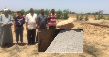 كنز فى أرض فلاح بالشرقية.. العثور على لوحة أثرية للملك "واح- ايب- رع".. اكتشفها بالصدفة خلال تجهيز الأرض للزراعة.. توثق حملة حربية نفذتها مصر فى عهد الأسرة الـ26.. وجارٍ نقلها لمتحف الإسماعيلية.. فيديو وصور