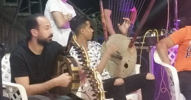 حفلات السمسمية تعود لشواطئ بورسعيد والمصيفين يستمتعون بالفلكلور الشعبى.. فيديو